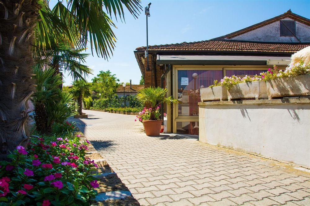 Aparthotel Costa Paradiso Lido Adriano Exteriör bild