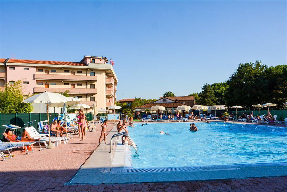 Aparthotel Costa Paradiso Lido Adriano Exteriör bild
