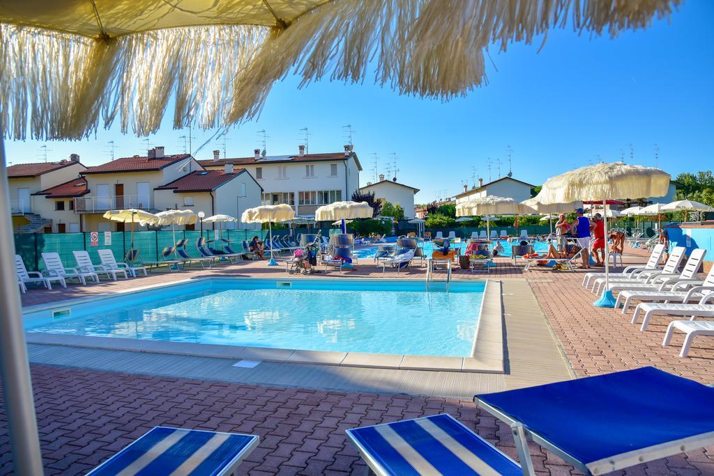 Aparthotel Costa Paradiso Lido Adriano Exteriör bild