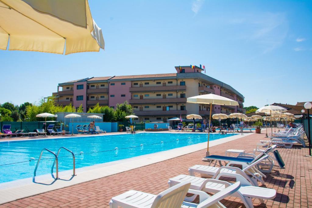 Aparthotel Costa Paradiso Lido Adriano Exteriör bild