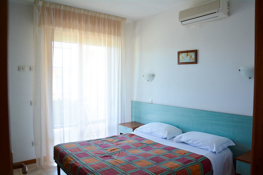 Aparthotel Costa Paradiso Lido Adriano Exteriör bild