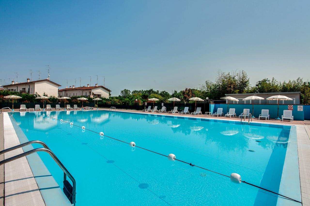 Aparthotel Costa Paradiso Lido Adriano Exteriör bild
