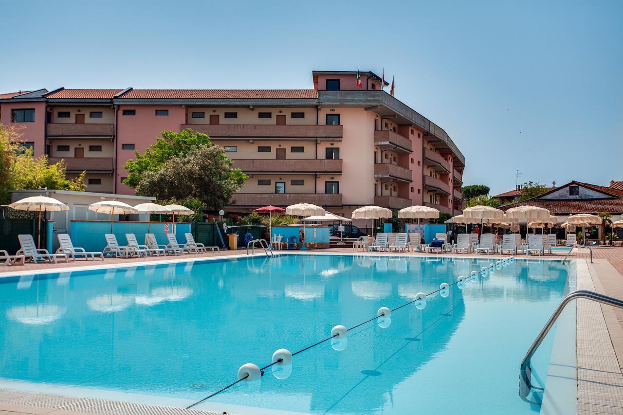 Aparthotel Costa Paradiso Lido Adriano Exteriör bild