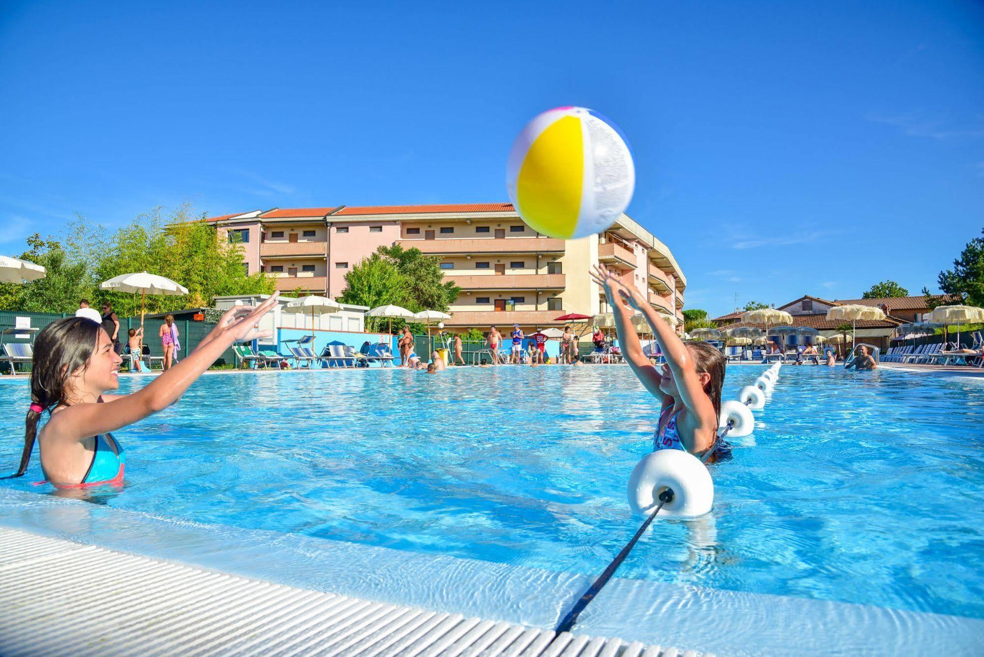 Aparthotel Costa Paradiso Lido Adriano Exteriör bild