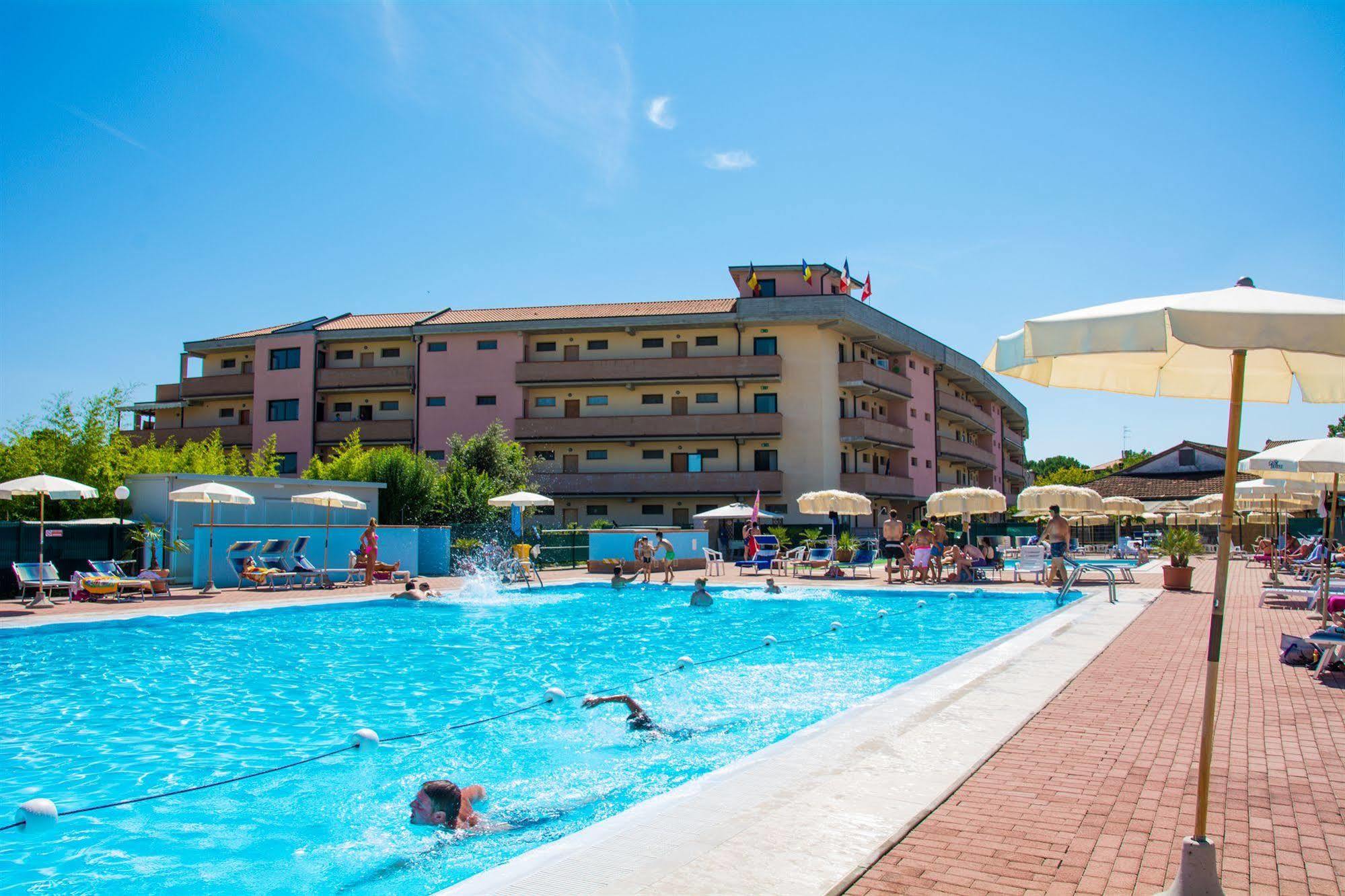 Aparthotel Costa Paradiso Lido Adriano Exteriör bild