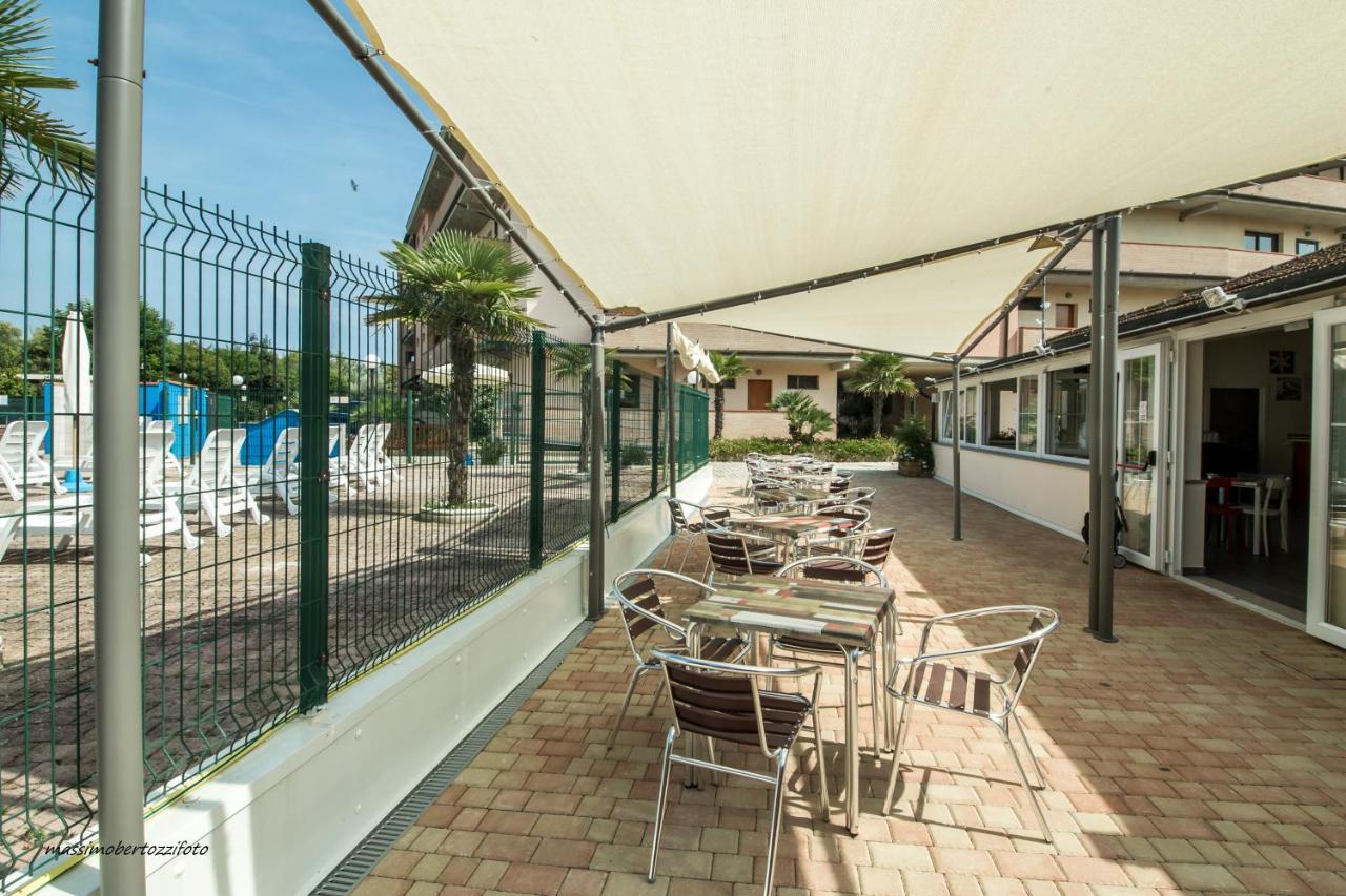 Aparthotel Costa Paradiso Lido Adriano Exteriör bild